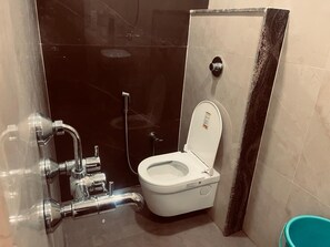 Comfort Double Room | Bathroom | Shower, towels, soap, shampoo - Maa Prabha Courtyard (Varanasi)