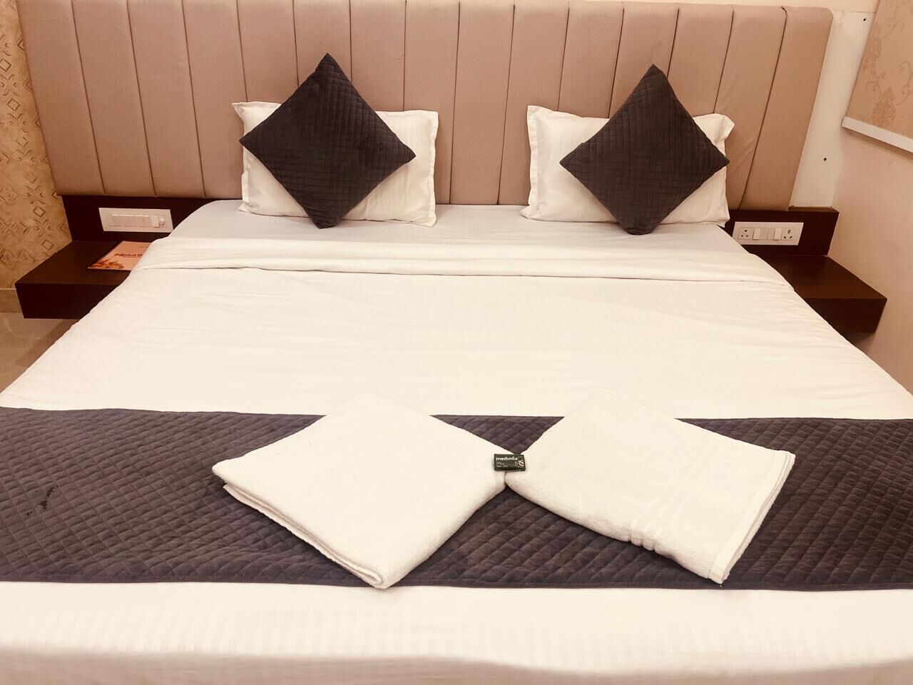 Deluxe Double Room | Desk, laptop workspace