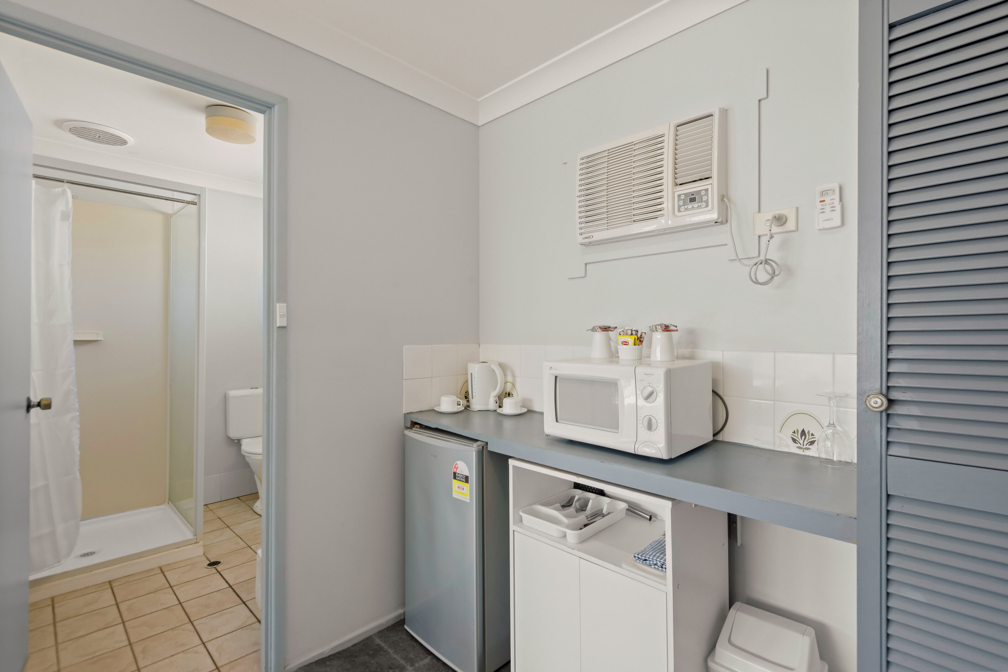 Classic Studio | Bathroom | Free toiletries, towels, soap, shampoo
