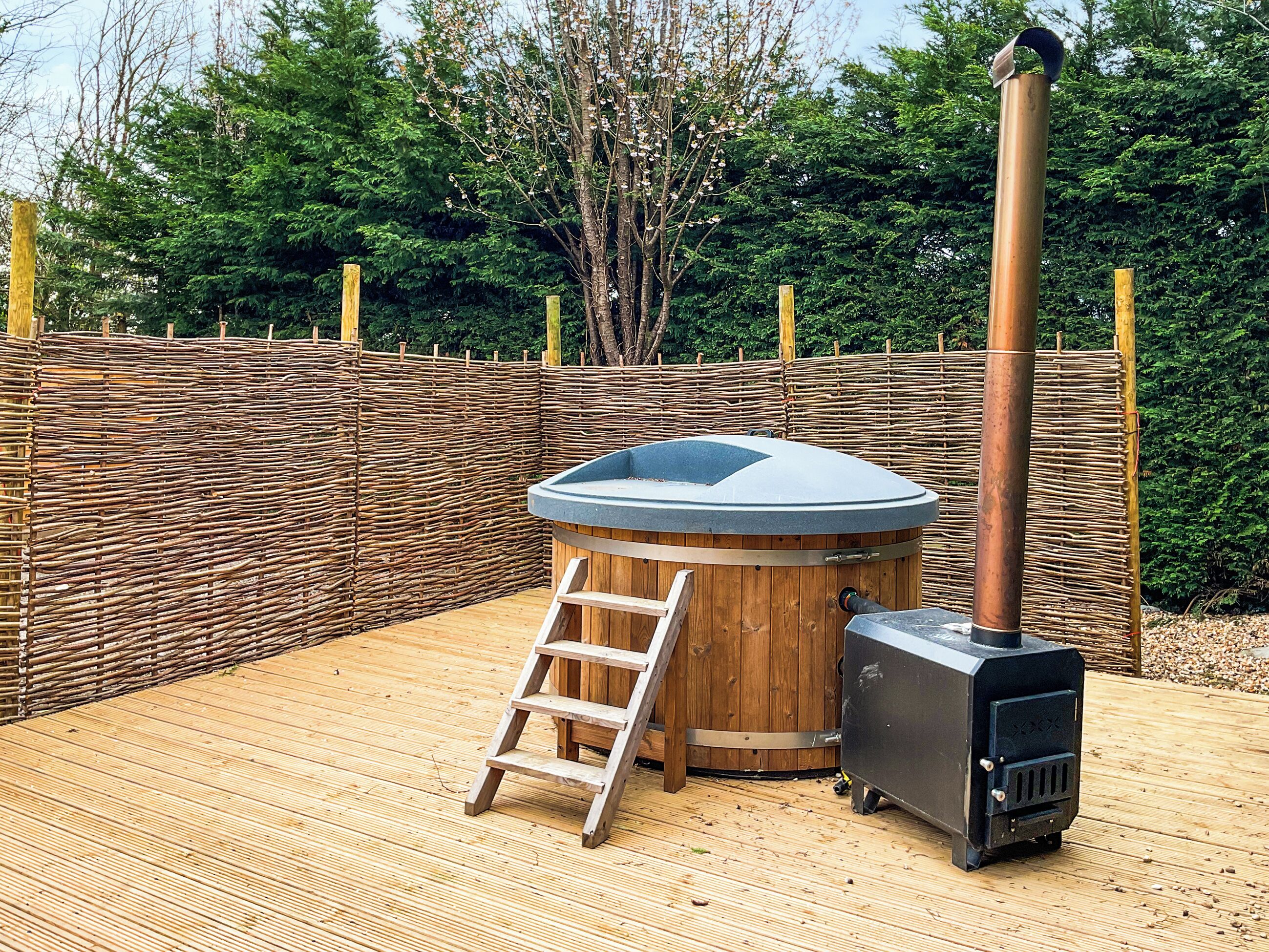 Outdoor spa tub