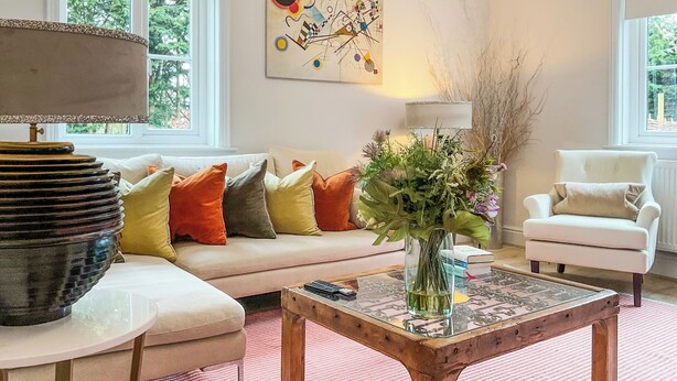 A living room with a sofa, armchairs, a coffee table, and a lamp. - Elm Tree House - UK51762 (Landford, near Salisbury)
