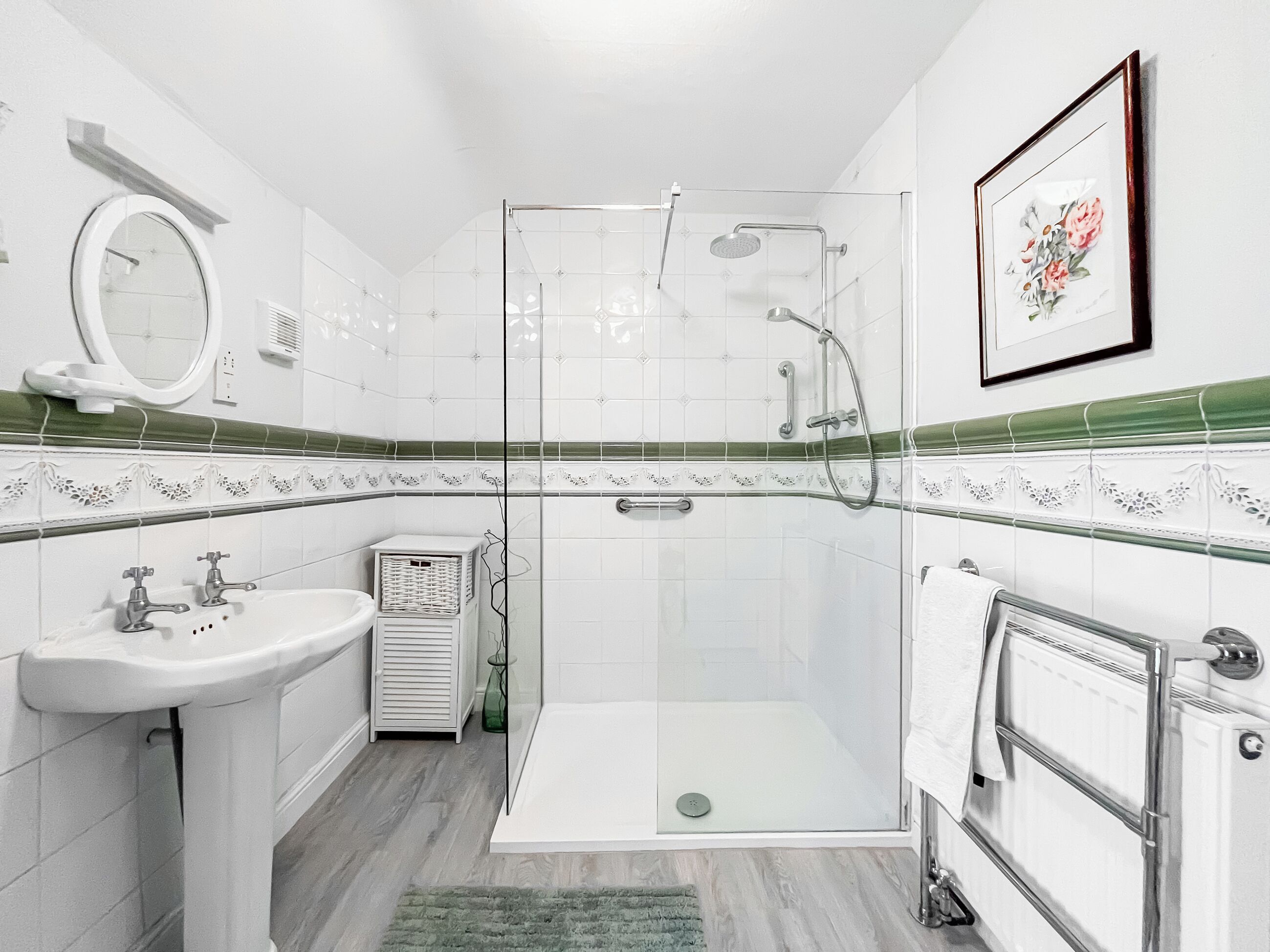 Un baño con ducha, lavabo e inodoro.