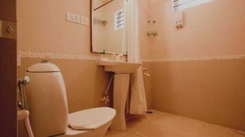 Deluxe Double Room | Bathroom | Towels, soap, shampoo