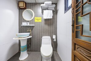 Family Triple Room, Lanai, Courtyard View | Bathroom | Shower, hair dryer, slippers, towels - Beijing Junhefu Nanluoguxiang Yard Hotel (Beijing)