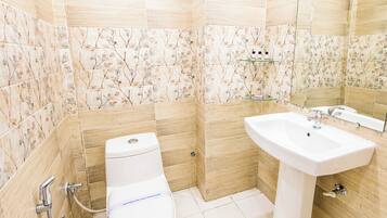 Double Room | Bathroom | Slippers, soap, shampoo, toilet paper