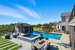 Una piscina al aire libre, una piscina climatizada