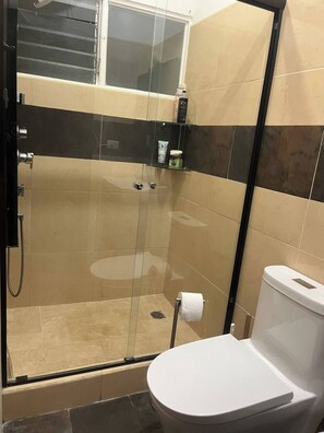 Douche, serviettes fournies