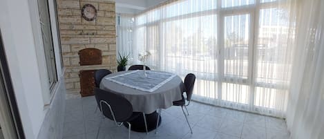 House, 3 Bedrooms, Smoking, Fireplace | Dining