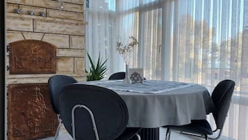 House, 3 Bedrooms, Smoking, Fireplace | Dining room