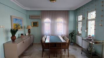 House, 3 Bedrooms, Smoking, Fireplace | Interior