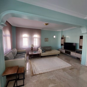 House, 3 Bedrooms, Smoking, Fireplace | Living room | Books