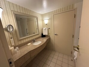 Suite ejecutiva, 1 cama de matrimonio grande con sofá cama, no fumadores | Baño | Secador de pelo, toallas, jabón y champú
