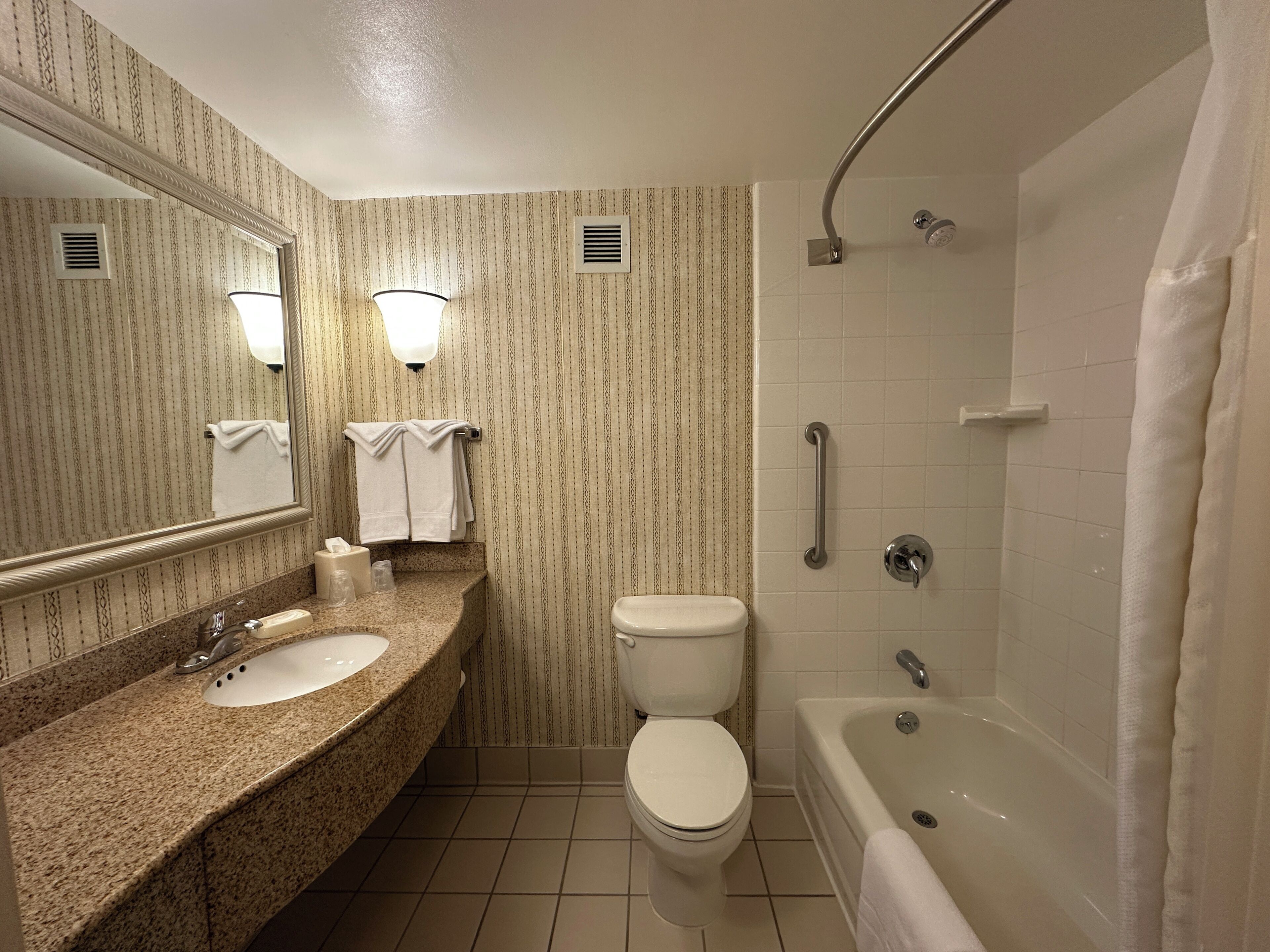 Un baño con dos lavamanos, inodoro, bañera y ducha.