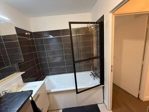Bathroom - Charming Parisian Duplex in the Vibrant 19th Arrondissement (Paris)
