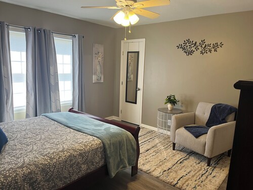 Cozy 2-bedroom perfect house in Dayton with air conditioning and backyard space