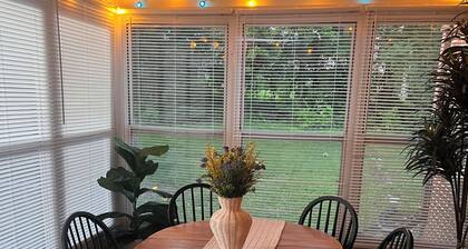 Cozy 2-bedroom perfect house in Dayton with air conditioning and backyard space