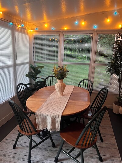 Cozy 2-bedroom perfect house in Dayton with air conditioning and backyard space