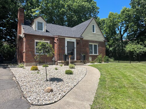 Cozy 2-bedroom perfect house in Dayton with air conditioning and backyard space