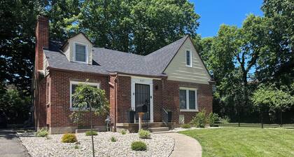 Cozy 2-bedroom perfect house in Dayton with air conditioning and backyard space