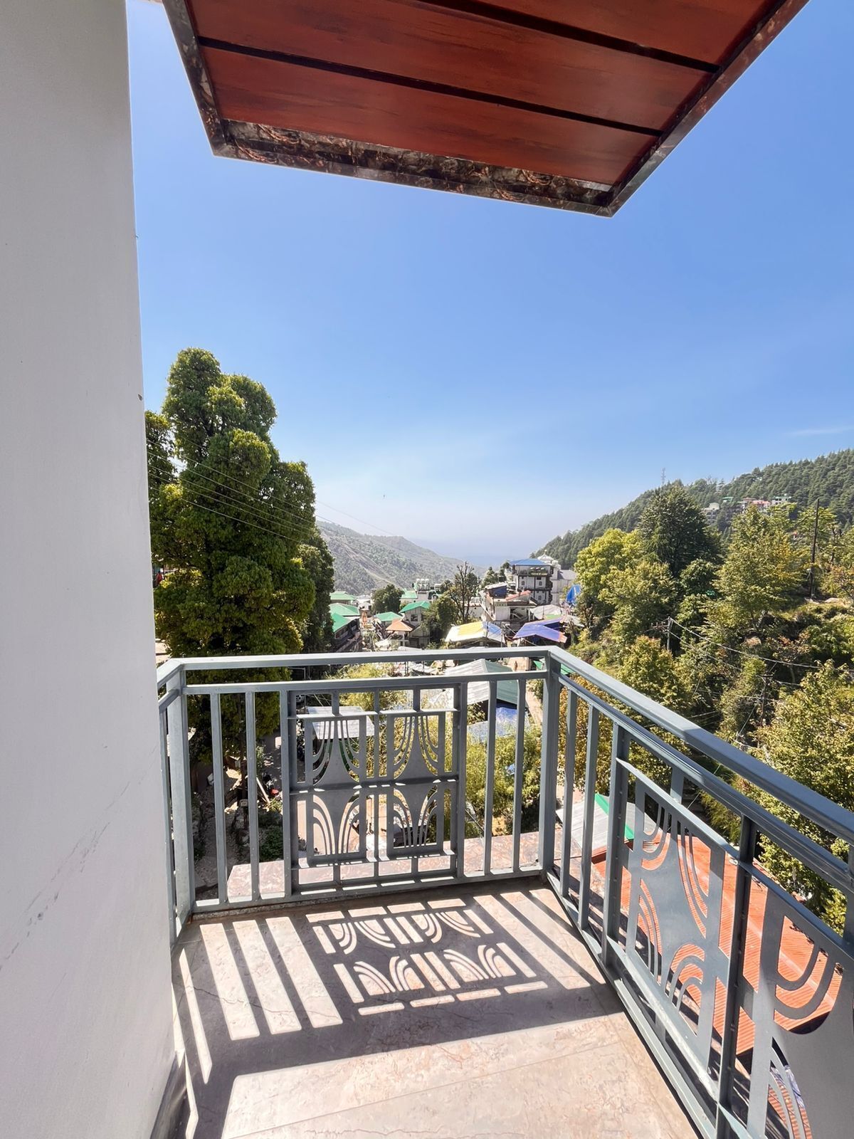 Deluxe-Zimmer, Balkon, Bergblick | Unterkunftsgelände