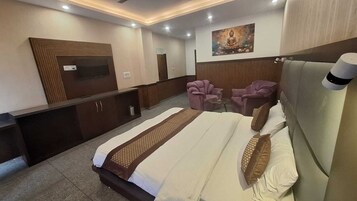 Quarto casal luxo, sacada, vista para a montanha | Escrivaninha, espaço de trabalho para notebook, Wi-Fi de cortesia
