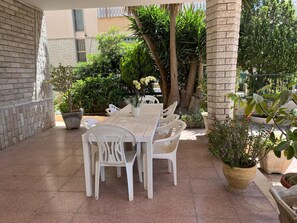 Outdoor dining - Villa surrounded by greenery in Gallipoli (Gallipoli)