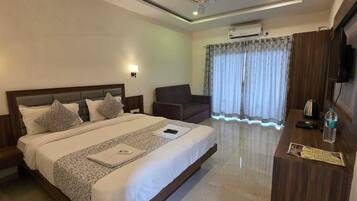 Deluxe Double Room, Balcony | Laptop workspace, blackout curtains, free WiFi