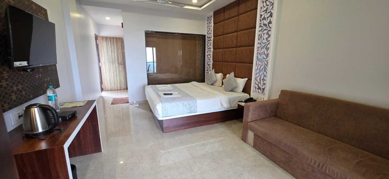 Superior Room, Mountain View | Laptop workspace, blackout drapes, free WiFi