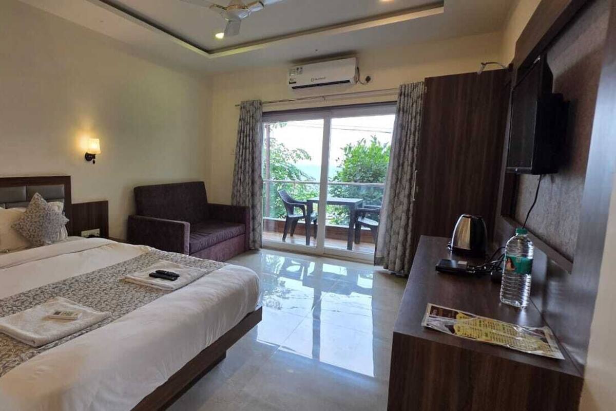 Deluxe Double Room, Balcony | Laptop workspace, blackout drapes, free WiFi