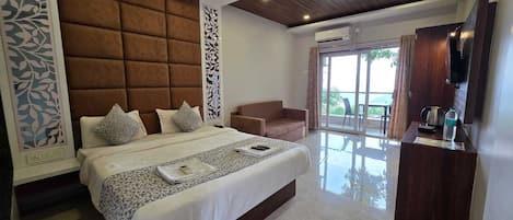 Habitación superior, vista a la montaña | Espacio para trabajar con laptop, cortinas blackout y wifi gratis