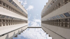 En symmetrisk bygning med et centralt atrium og flere etager.