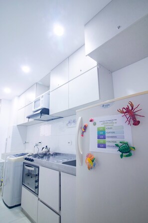 Frigorífico, microondas, horno y placa de cocina