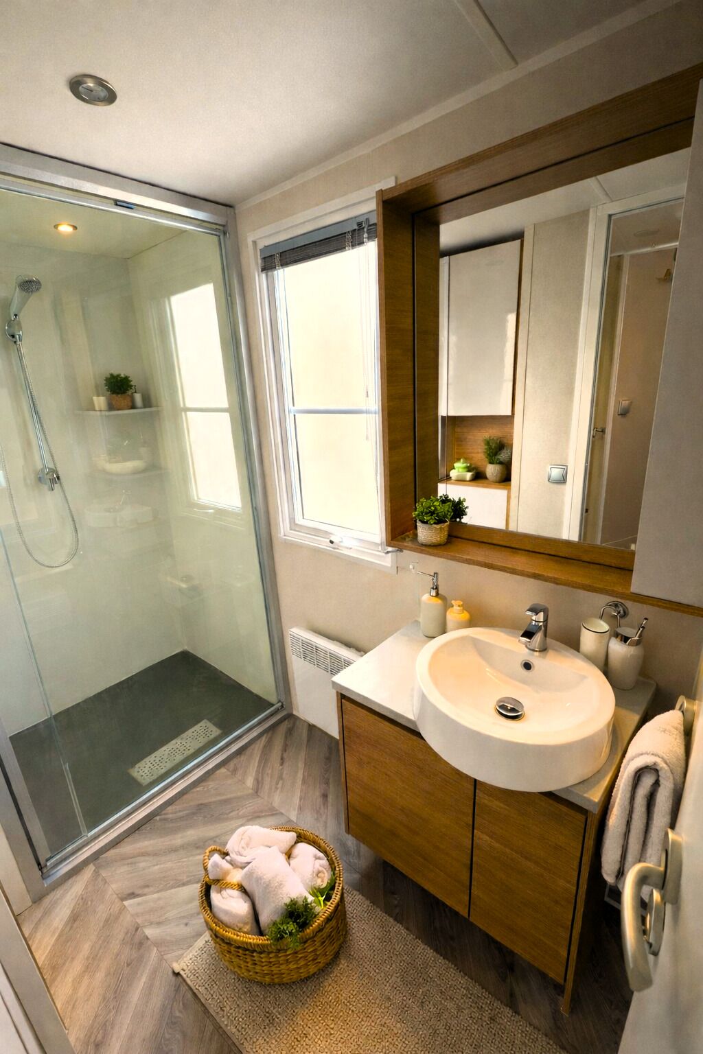 Dusche, Haartrockner, Toilettenpapier
