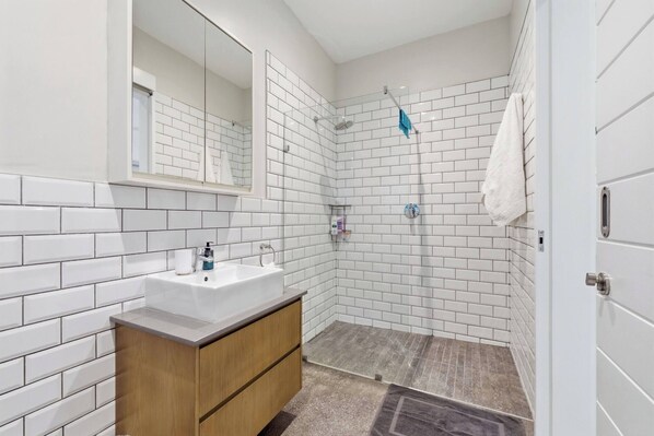 Shower, hair dryer, towels