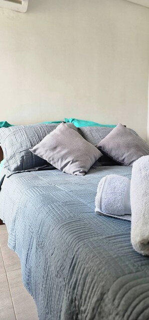 Tabla de planchar con plancha, Internet, ropa de cama