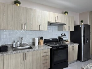 Geladeira, micro-ondas, fogão, cooktop