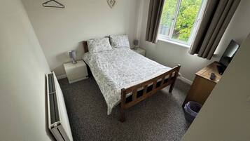 4 bedrooms, iron/ironing board, Internet, bed sheets
