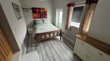 4 bedrooms, iron/ironing board, internet, bed sheets