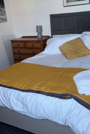 4 bedrooms, iron/ironing board, Internet