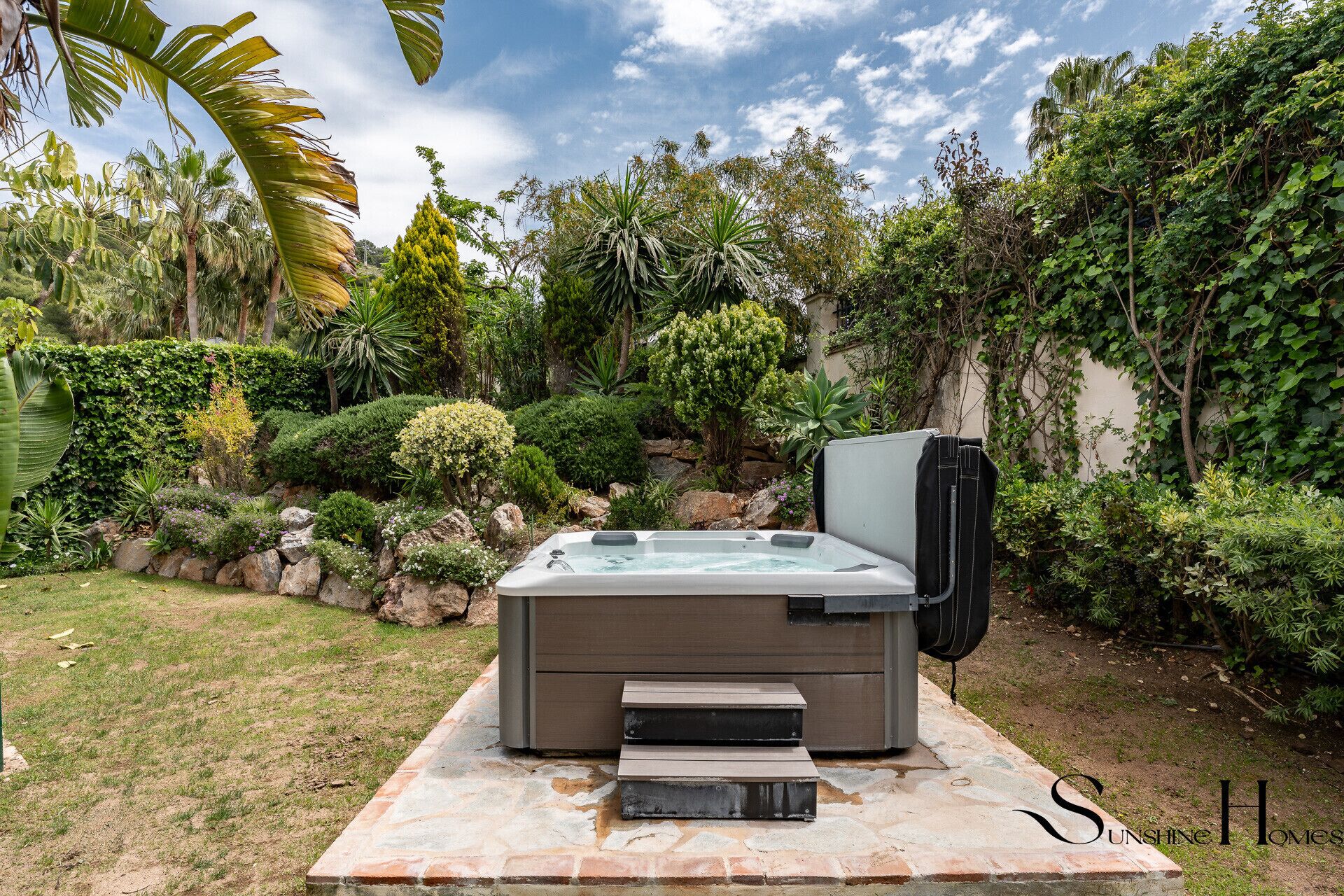 Outdoor spa tub