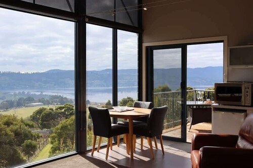 Stunning Vineyard & River Views