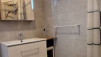 Douche, sĂšche-cheveux, serviettes fournies, savon