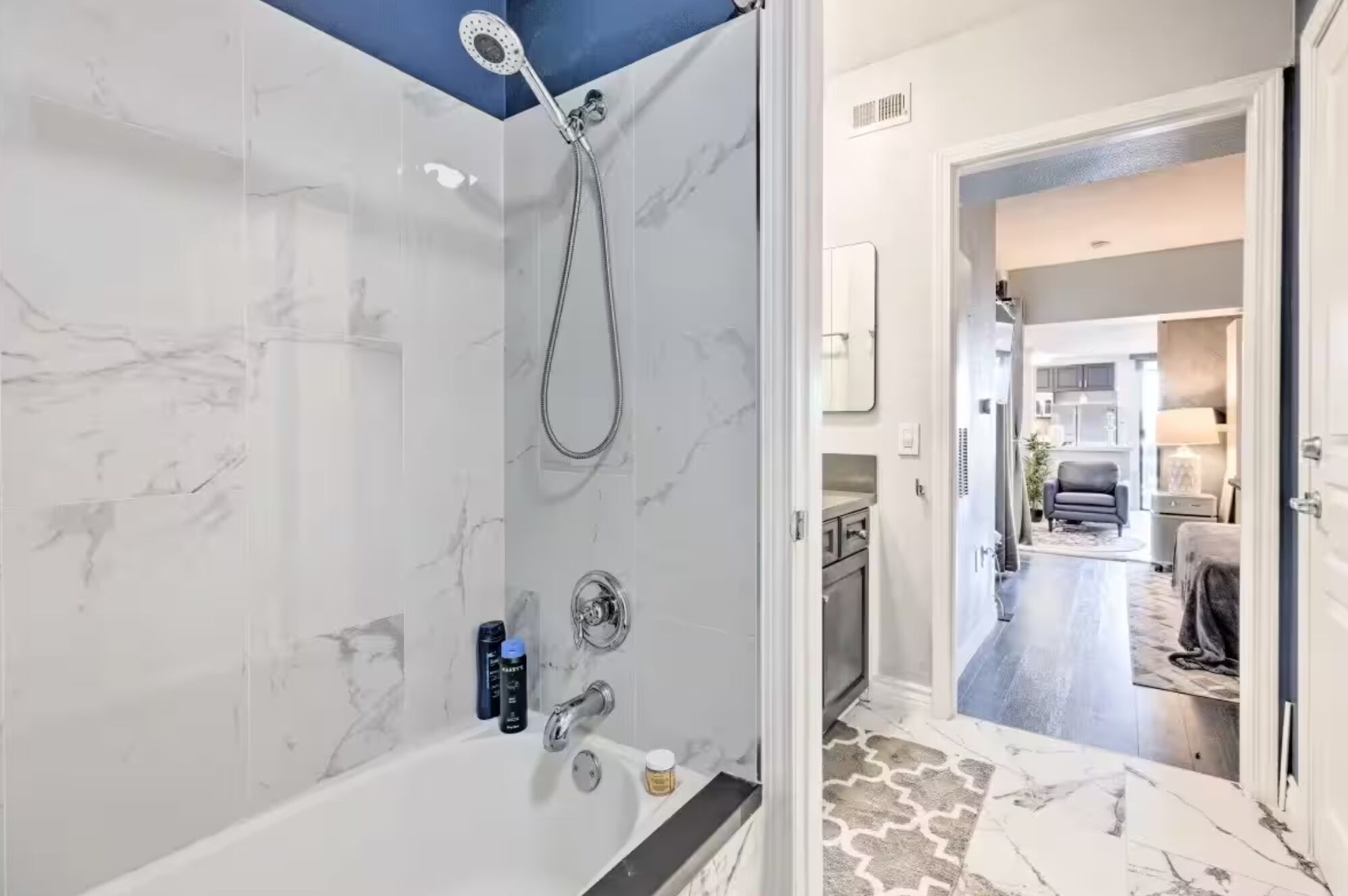 Un baño con ducha de mármol, bañera y tocador.