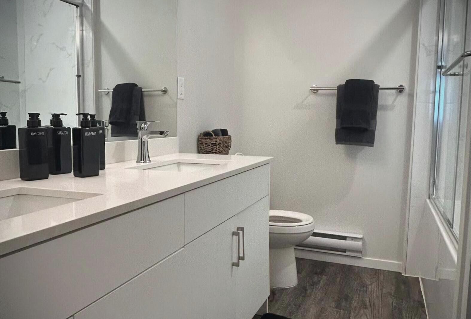 Séchoir à cheveux, serviettes fournies, savon, papier de toilette