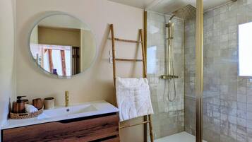 Douche, sèche-cheveux, serviettes fournies, savon