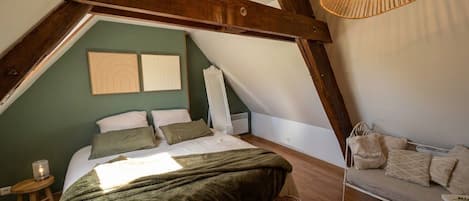 Iron/ironing board, WiFi, bed sheets