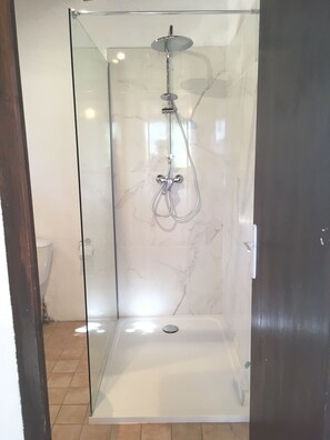 Shower, hair dryer, towels, soap - Gîte in the middle of an olive grove (Lurs)