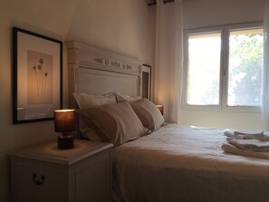 Tabla de planchar con plancha, wifi y ropa de cama 