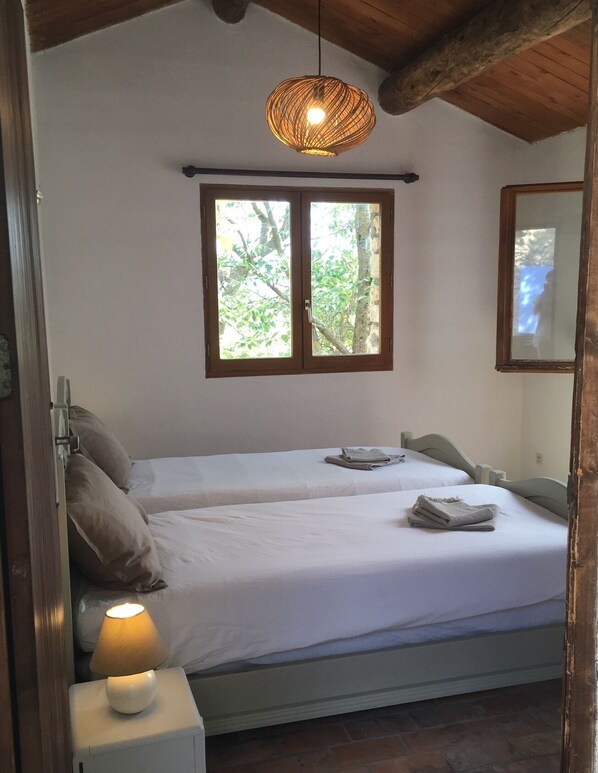 Iron/ironing board, WiFi, bed sheets