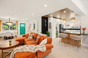 Smart-TV, Kamin, Tischtennisplatte